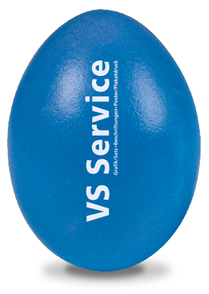 Blau gefärbtes Ei mit personalisiertem Motiv