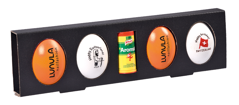 Sechs farbige Eier in Plastikkorb